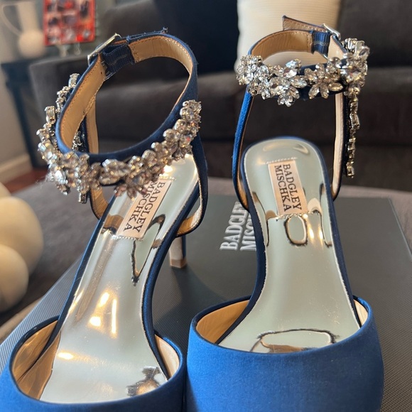 Badgley Mischka Esmeralda
Embellished Pointed Toe Royal Blue Silk pump h… - Picture 8 of 12